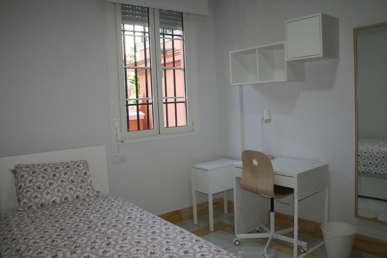 Colegio Mayor Careu - Women Only - University Community Seville Exterior photo